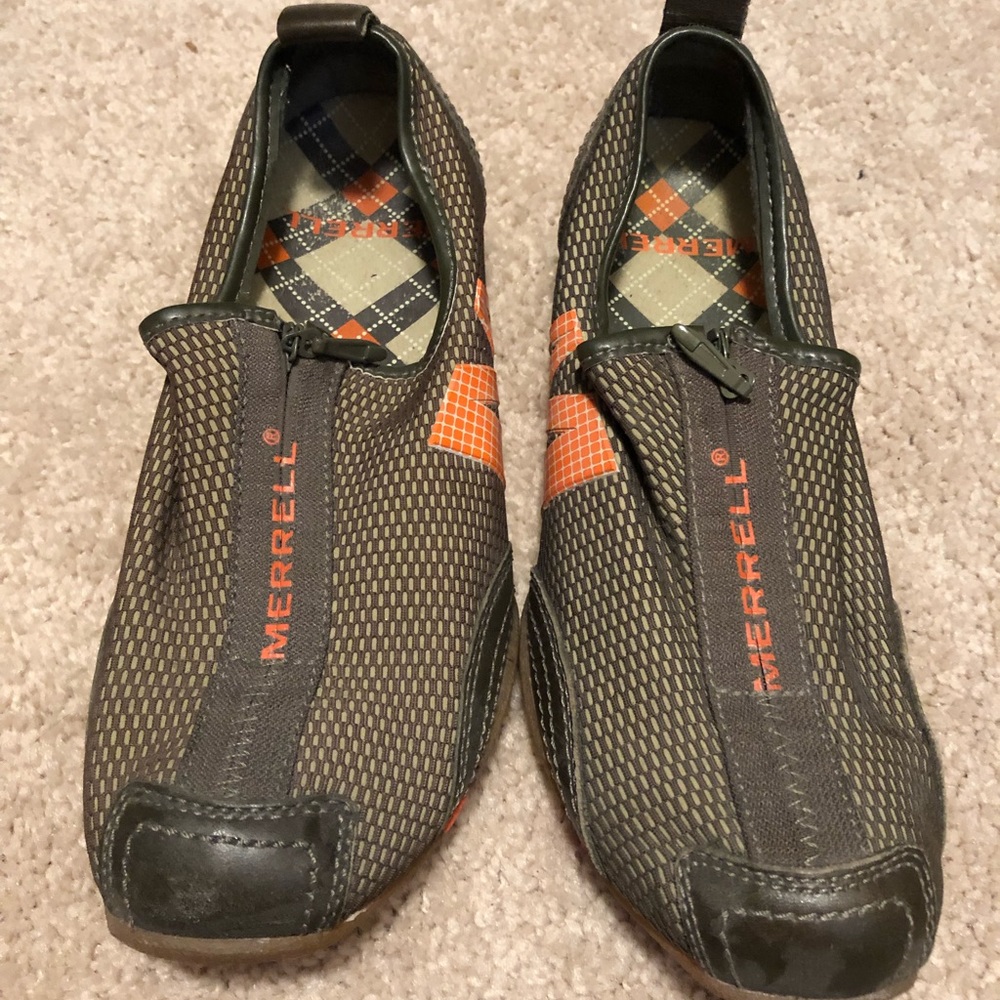 Merrill zip up flat